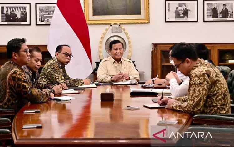 Presiden Prabowo Subianto memimpin rapat terbatas di Istana Negara, Jakarta, Jumat (7/3/2025), bersama Menteri Koperasi Budi Arie Setiadi, Wakil Menteri Pertanian Sudaryono, Menteri Sekretaris Negara Prasetyo Hadi, Menteri Dalam Negeri Tito Karnavian, Wakil Menteri Komunikasi dan Digital Angga Raka Prabowo, dan Sekretaris Kabinet Teddy Indra Wijaya. ANTARA/HO-Tim Dokumentasi Wamentan.