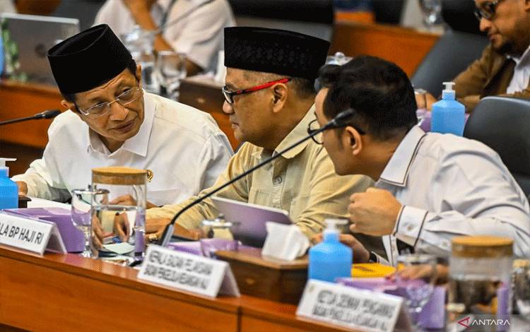Menteri Agama Nasaruddin Umar (kiri) bersama Kepala Badan Penyelenggara Haji (BP Haji) Mochamad Irfan Yusuf (tengah) dan Kepala Pelaksana Badan Pengelola Keuangan Haji (BPKH) Fadlul Imansyah (kanan) berdiskusi saat mengikuti rapat kerja penetapan biaya haji 2025 bersama Komisi VIII DPR di Kompleks Parlemen, Senayan, Jakarta, Senin (6/1/2025). ANTARA FOTO/Rivan Awal Lingga/foc.