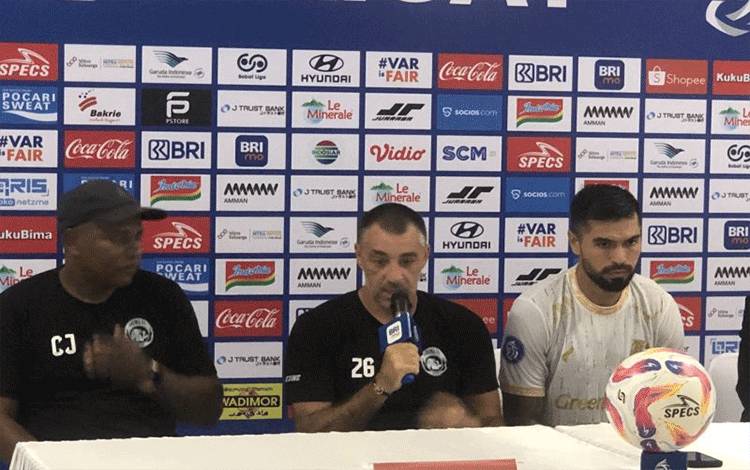 Pelatih Arema FC Jose Manuel Gomes (tengah) pada jumpa pers pasca laga melawan Persija Jakarta dalam pekan ke-26 Liga 1 Indonesia di Stadion Patriot Candrabhaga, Bekasi, Minggu (9/3/2025). Pada pertandingan ini, Arema meraih kemenangan 3-1 atas sembilan pemain Persija. (ANTARA/Zaro Ezza Syachniar)
