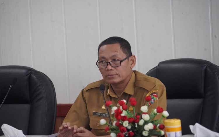 Staf Ahli Gubernur Kalteng Bidang Ekonomi, Keuangan dan Pembangunan Yuas Elko saat menghadiri secara virtual Rapat Koordinasi pengendalian Inflasi dan Pembahasan Antisipasi Cuaca Ekstrem pada Periode Idul Fitri 1446 H bersama Mendagri RI. (FOTO:RIZAL)