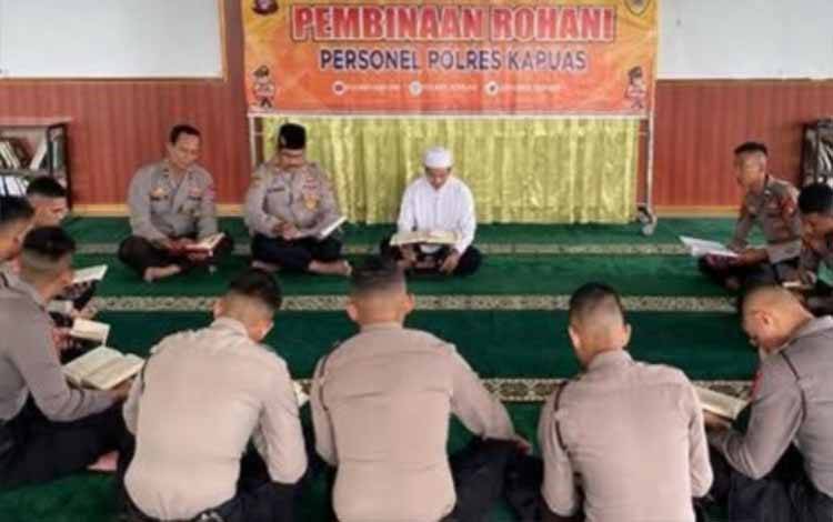 Polres Kapuas Gelar Tadarus Alquran untukPerkuat Iman dan Takwa di Bulan Ramadan