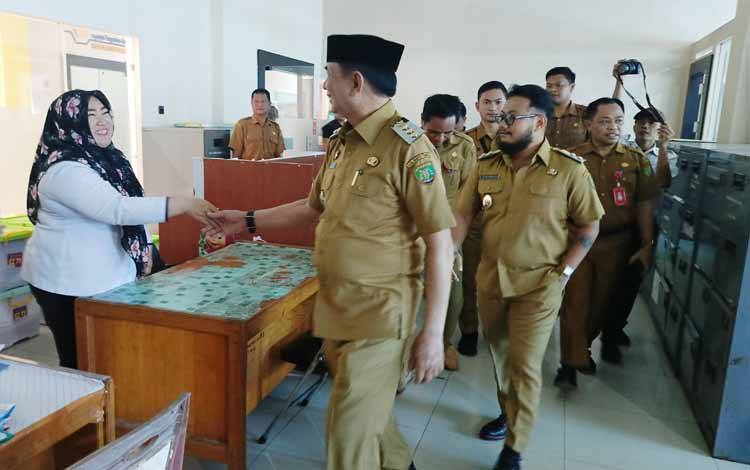 Awali Hari Pertama Masuk Kantor, Ini yang Dilakukan Bupati dan Wakil Bupati Barito Timur