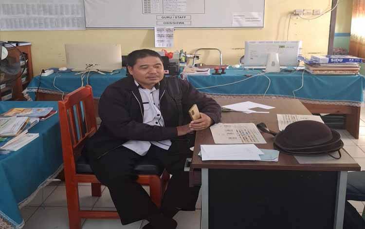 Kapala MTS PPKP Sampit saat ditemui media di sekolah. (FOTO: BUDDI)