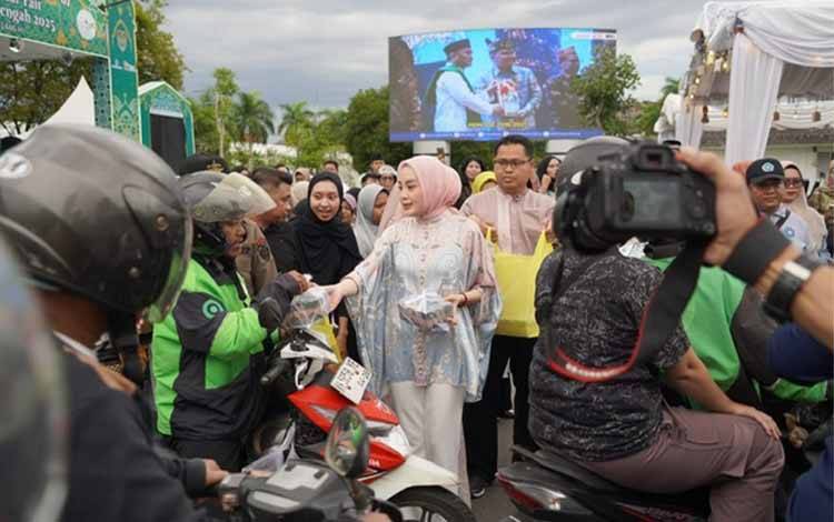 Peduli Sesama, TP-PKK Kalteng Distribusikan 1.000 Takjil kepada Masyarakat