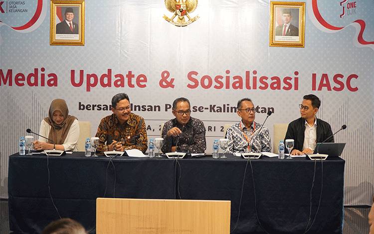 Kepala Otoritas Jasa Keuangan atau OJK Provinsi Kalimantan Tengah, Primandanu Febriyan Aziz (kanan) bersama para kepala OJK se-Kalimantan dalam media gathering yang diikuti Borneonews. (FOTO: Istimewa)