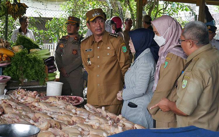 Bupati Sukamara, Masduki melakukan sidak ke Pasar Saik, Selasa, 11 Maret 2025. (FOTO:NORHASANAH)
