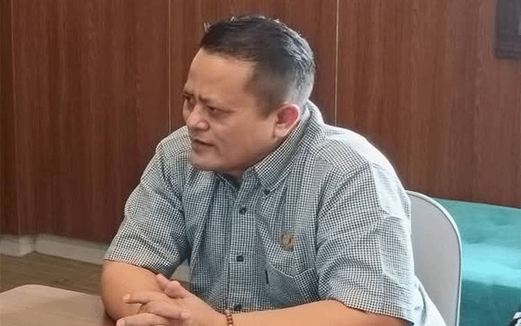 Anggota Komisi I DPRD Palangka Raya, Hatir Sata Tarigan saat berdiskusi dengan Pemko Palangka Raya. (Foto:MARINI)