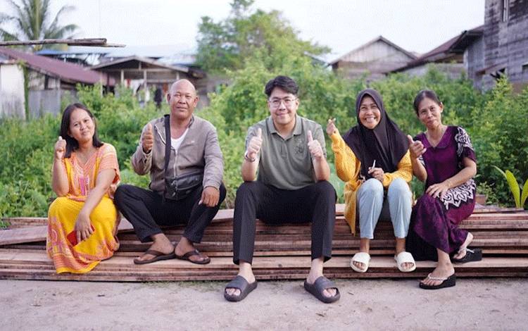Erlan Audri Berikan Bantuan Kayu Jembatan untuk Warga Jalan Pelatuk