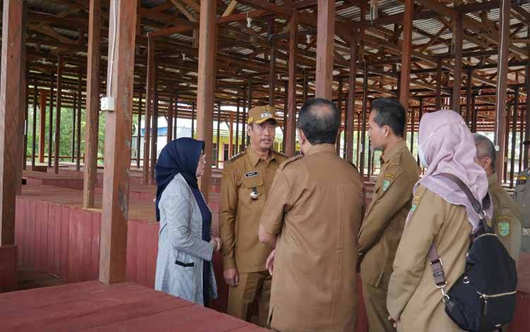 Bupati Sukamara, Masduki memantau pembangunan pasar saik, Selasa, 11 Maret 2025. (FOTO:NORHASANAH)