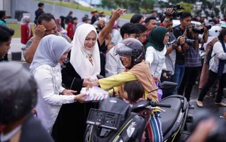 Kepala Disbudpar Kalteng Apresiasi Gerakan Berbagi 1.000 Takjil