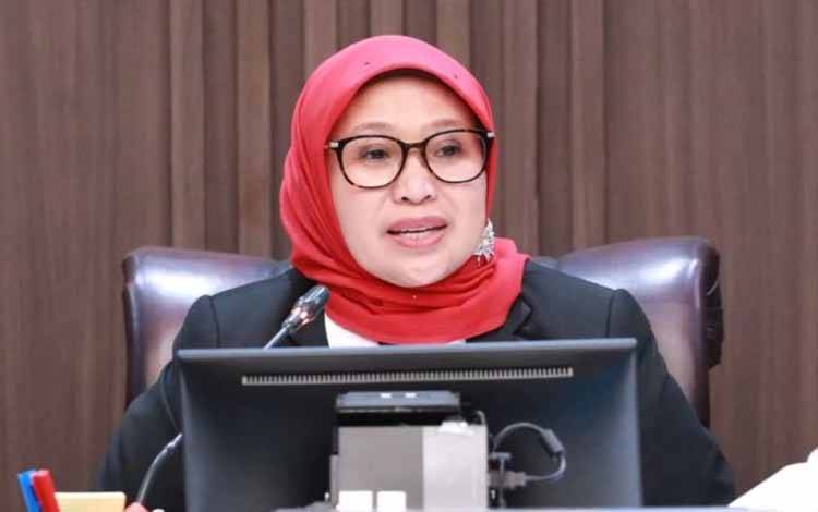 Ketua Majelis sekaligus anggota DKPP Ratna Dewi Pettalolo membacakan putusan saat sidang pelanggaran kode etik Penyelenggara Pemilu kepada KPU dan Bawaslu Kota Palopo, di Jakarta, Jumat (24/1/2025). (ANTARA)