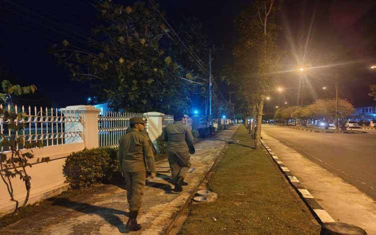 Satpol PP Ingatkan Warga Jaga Kebersihan Bundaran Besar Saat Ramadan