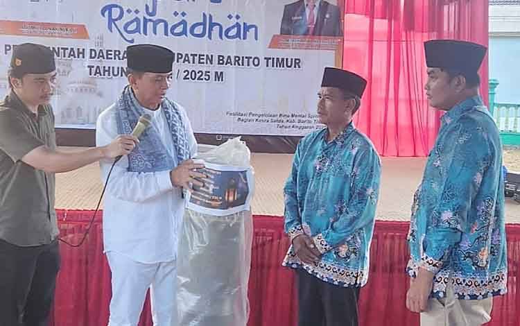 Bupati Bartim Safari Ramadan di Desa Tangkum, Serahkan Bantuan untuk Masjid Nurul Huda