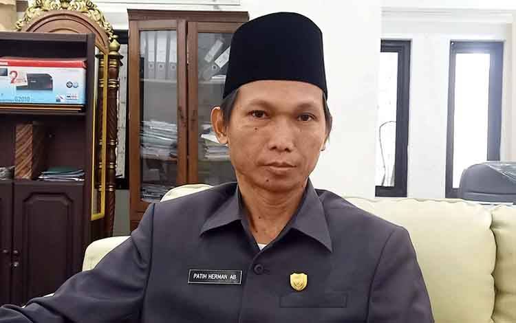 Dewan Apresiasi Penyerahan Bantuan kepada Siswa Kurang Mampu di SMPN 1 Muara Teweh