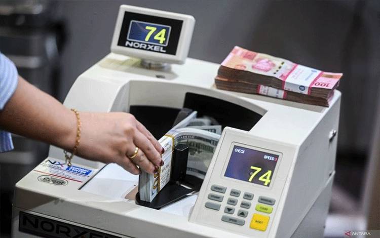 Rupiah Melemah Seiring Kekhawatiran atas Eskalasi Perang Dagang
