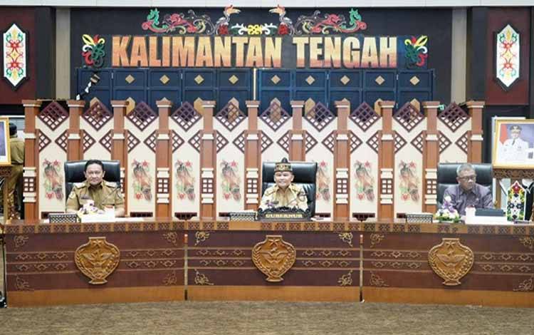 Gubernur Kalteng Agustiar Sabran bersama Wakil Gubernur Kalteng Edy Pratowo saat pimpin pertemuan bersama Seluruh Staf Ahli, Asisten, Kepala Perangkat Daerah, Kepala Biro, Pejabat Administrator, Pejabat Pengawas, dan Pejabat Fungsional Lingkup Pemprov Kalteng. (FOTO:TOMI)