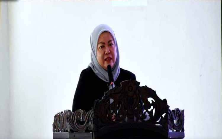Wakil Ketua II DPRD Barito Utara, Henny Rosgiaty Rusli saat menyampaikan pokok-pokok pikiran DPRD barito Utara tahun 2026, pada Forum Perangkat Daerah yang diselenggarakan di aula Bappedalitbang.(foto: Dhani