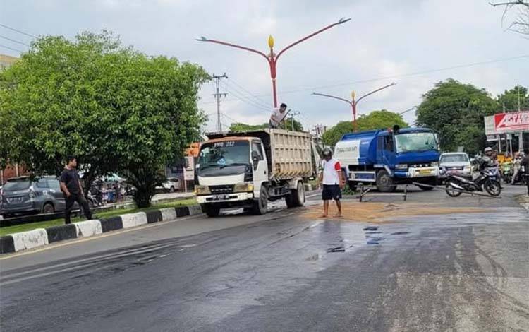 Truk Pengangkut Material di Palangka Raya agar Perhatikan Keselamatan Kendaraan lain