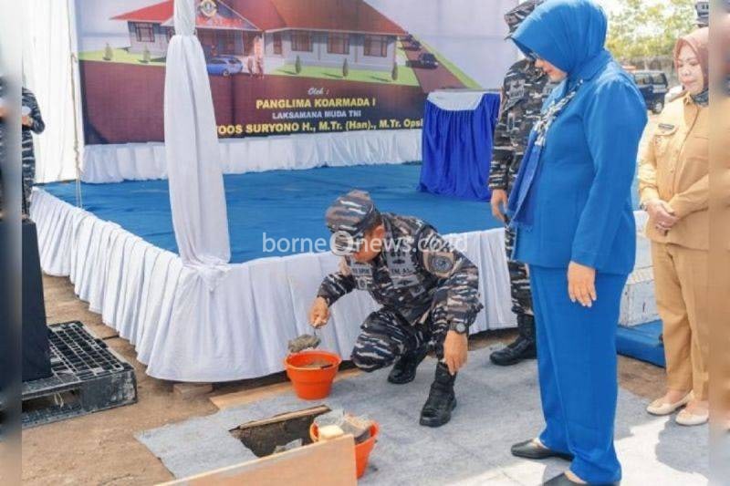 Dokumentasi - Panglima Komando Armada I (Pangkoarmada) I Laksamana Muda TNI Dr Yoos Suryono Hadi meletakkan batu pertama menandai dimulainya pembangunan Mako Lanal Kumai. ANTARA/HO-Lanal Kumai