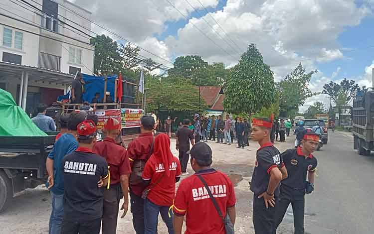Keluarga Mitai Kembali Datangi Kantor PT BPP di Sampit Minta Kepastikan Ganti Rugi Lahan Makam