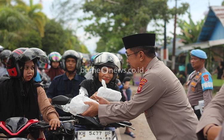 Safari Ramadan di Kapuas, Kapolda Kalteng Bagikan Takjil untuk Masyarakat