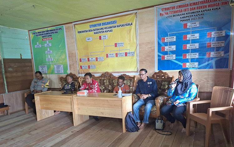 Camat Kapuas Kuala Berikan Pembinaan untuk Penguatan BUMDes Desa Batanjung
