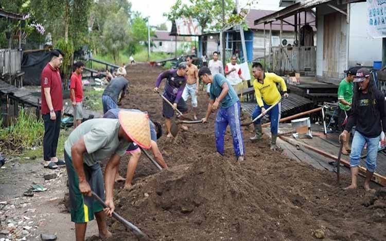 Timbun Jalan Rusak, Dewan Berikan Bantuan Pasir untuk Warga Jalan Pelatuk