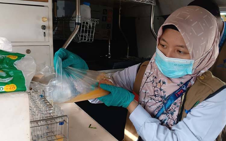 Petugas BBPOM Palangka Raya saat melakukan uji laboratorium takjil di Kotim, Rabu, 12 Maret 2025. (FOTO ; IST)