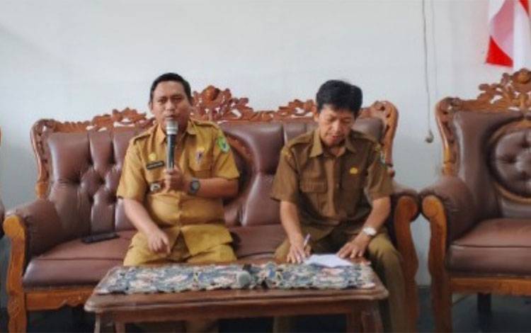 Camat Kapuas Kuala, Nurcahyono saat pimpin Rakor kepala desa se kecamatan. (FOTO: IST)