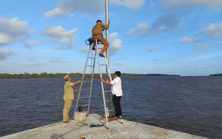 Pelabuhan Perikanan Kuala Pembuang Pasang Lampu Pandu
