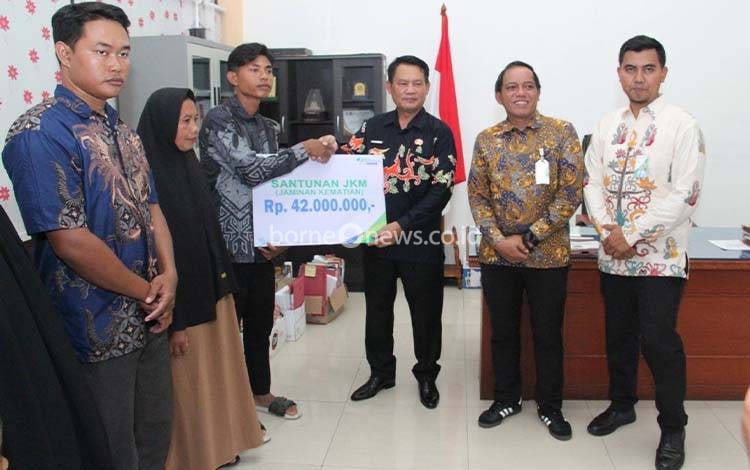 Bupati Seruyan Serahkan Santunan Kematian bagi Pekerja Rentan