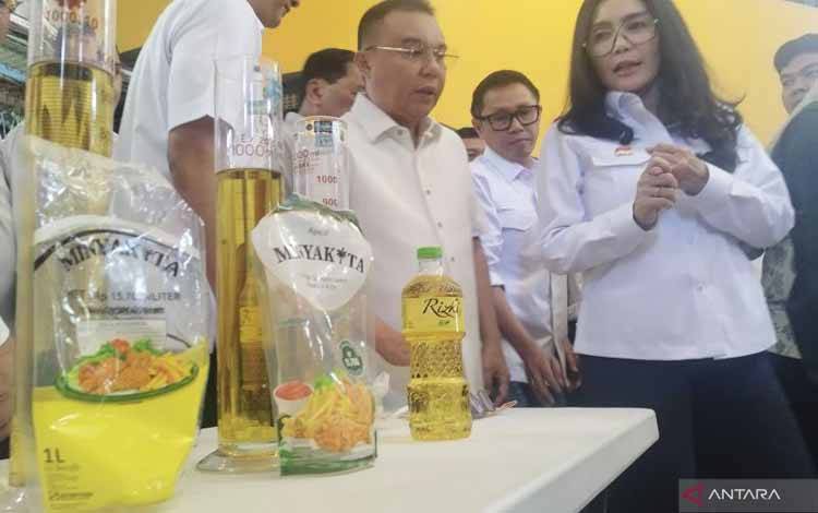 Wakil Ketua DPR RI Sufmi Dasco Ahmad bersama Wakil Ketua Komisi VI DPR Eko Patrio dan Anggota Komisi VI DPR Rieke Diah Pitaloka di Pasar Kramat Jati, Jakarta, Jumat (14/3/2025). (ANTARA/Bagus Ahmad Rizaldi)