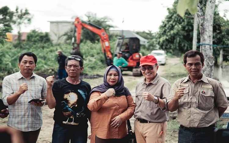 Foto bersama Wakil Ketua I bidang Komisi II DPRD Palangka Raya, Hap Baperdu (topi merah) dengan masyarakat saat pembersihan drainase (Foto: Istimewa)