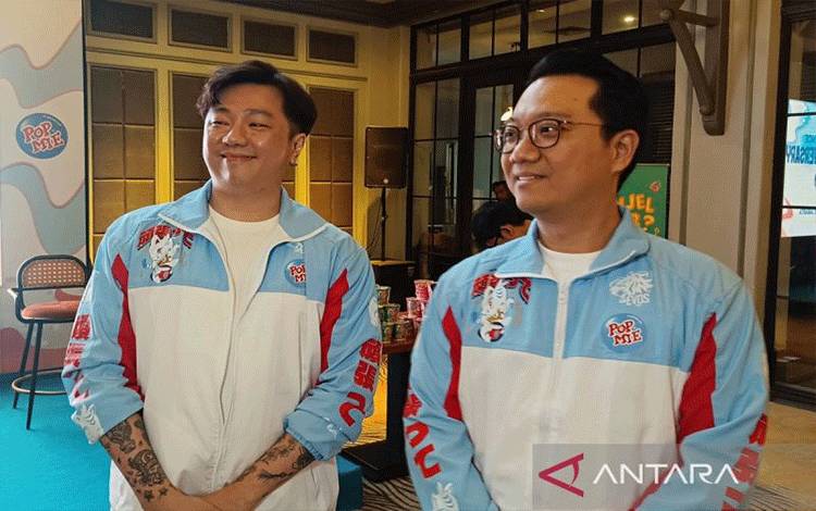 Head of Commercial EVOS Thony Tham (kiri) dan Senior Brand Manager Pop Mie Antonius Pandu, menjawab pertanyaan wartawan di Jakarta, Kamis (14/3/2025) malam. ANTARA/Donny Aditra