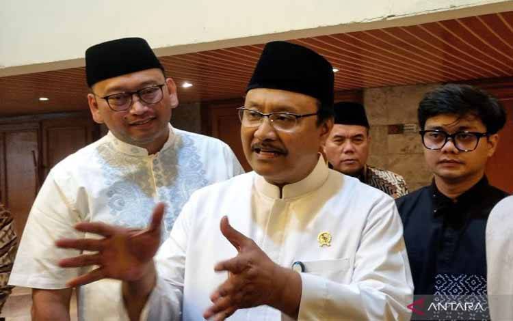 Menteri Sosial Saifullah Yusuf melakukan tanya jawab dengan media usai kegiatan Buka Bersama Menteri Sosial dan Wakil Menteri Sosial di Gedung Aneka Bhakti Kemensos, Jakarta pada Jumat (14/3/2025). (ANTARA/Hana Kinarina)