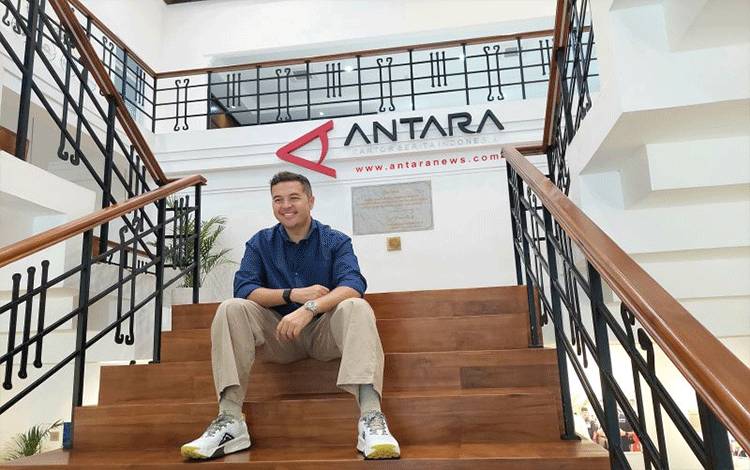 Wakil Ketua Ikatan Motor Indonesia (IMI) Rifat Sungkar saat berkunjung ke Antara Heritage Center di Jakarta Pusat pada Senin (3/3/2025). (ANTARA/Adimas Raditya)