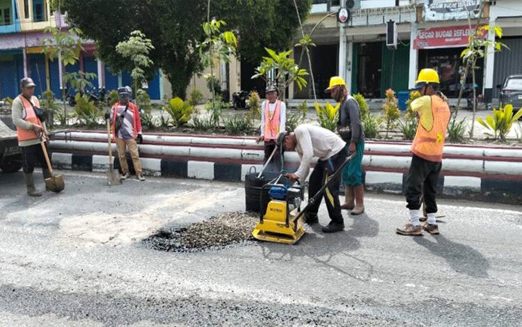Demi Kenyamanan Pengendara di Bulan Ramadan, Dinas PUPR Kobar Perbaiki Jalan Berlubang