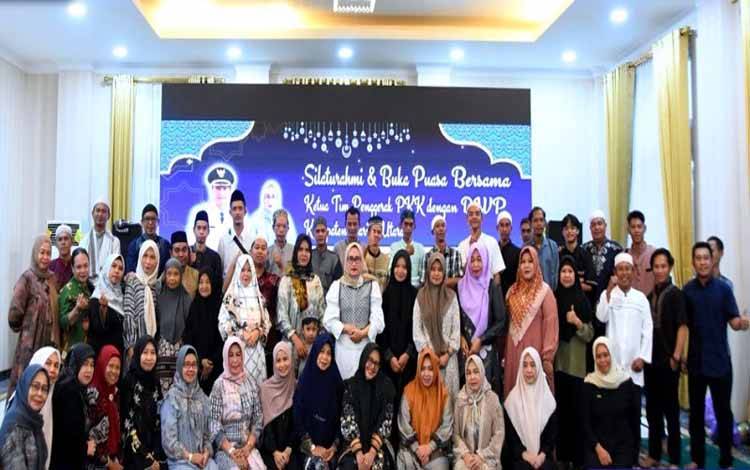 Pj Ketua TP PKK Barito Utara dan DWP buka puasa bersama dengan tenaga keamanan, CS, supir, dan penjaga lanting speedboat di lingkup Setda Kabupaten Barito Utara, di aula rujab bupati.(foto: Dhani)