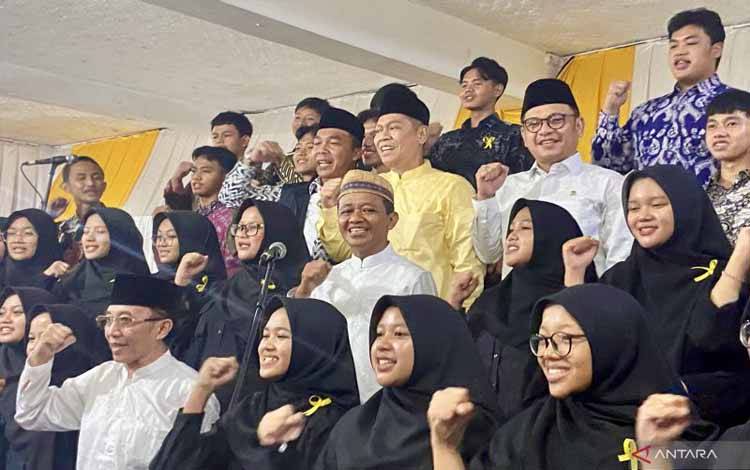 Ketum Golkar Sumbang Rp1 Miliar untuk Wawasan Kewirausahaan Santri