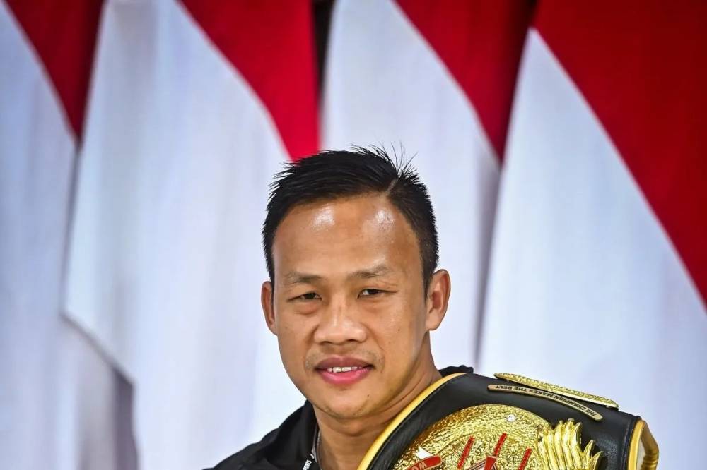 Petinju sekaligus anggota DPD RI Daud Yordan berpose saat konferensi pers jelang pertandingan tinju antara Daud Yordan melawan George Kambosos di Kompleks Parlemen, Senayan, Jakarta, Kamis (20/2/2025). Daud Yordan akan kembali bertarung untuk memperebutkan gelar badan tinju dunia di kelas super ringan melawan petinju Australia George Kambosos di Qudos Bank Arena, Sydney pada 22 Maret 2025. ANTARA FOTO/Rivan Awal Lingga /nz