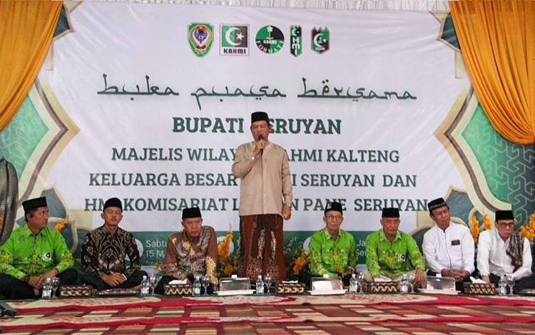 Bupati Seruyan Ahmad Selanorwanda memberikan sambutan pada kegiatan buka puasa bersama KAHMI dan HMI (Foto : Prokom Seruyan)