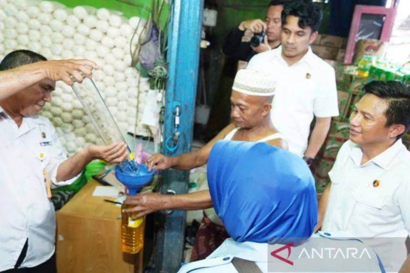 Tim Satgas Pangan Polda Kalsel saat mengecek produk minyak goreng MinyaKita di Pasar Sentra Antasari Banjarmasin, beberapa waktu lalu. (ANTARA/HO-Antara Biro Kalsel)