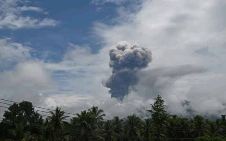 Gunung Dukono Semburkan Abu Vulkanik Setinggi 3.000 Meter