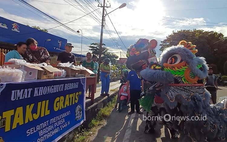 Indahnya Toleransi, Umat Konghucu Kelenteng Harmoni Kehidupan Berbagi Takjil di Sampit