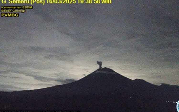 Gunung Semeru Erupsi dengan Tinggi Letusan 900 Meter di Atas Puncak