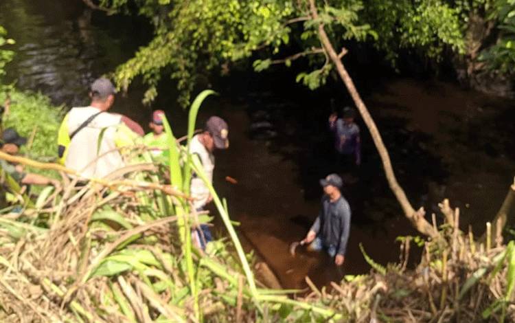 Dewan Dorong RT/RW Gotong Royong Bersihkan Saluran Drainase
