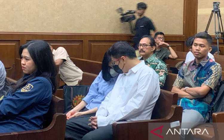 Terpidana pembunuhan, Gregorius Ronald Tannur Tengah), tampak mengobrol dengan sang ibunda, Meirizka Widjaja Tannur, sebelum menunggu sidang pemeriksaan saksi atas terdakwa Zarof Ricar dimulai di Pengadilan Tipikor Jakarta, Senin (17/3/2025). (ANTARA/Agatha Olivia Victoria)