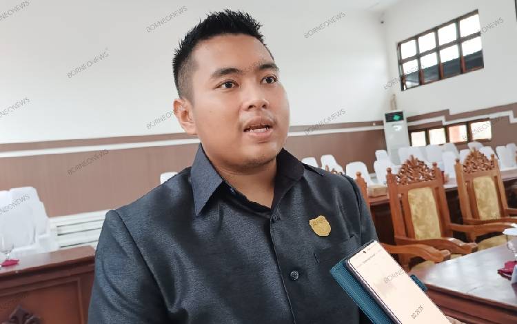 Juru bicara tim reses kelompok DPRD Gunung Mas dapil III Indra H Kiaji usai mengikuti rapat paripurna. (FOTO: RISKA YULYANA)