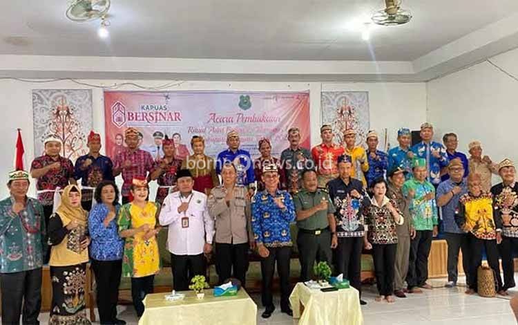 Asisten II Setda Kapuas, Vitrianson bersama jajaran saat hadiri pembukaan Ritual Adat Balian, di Balai Basarah, Jalan Melati pada Senin, 17 Maret 2025. (FOTO: IST)