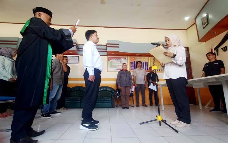 Anggota Lama Mengundurkan Diri, KPU Barut Lantik PAW Anggota KPPS TPS 01 Kelurahan Melayu